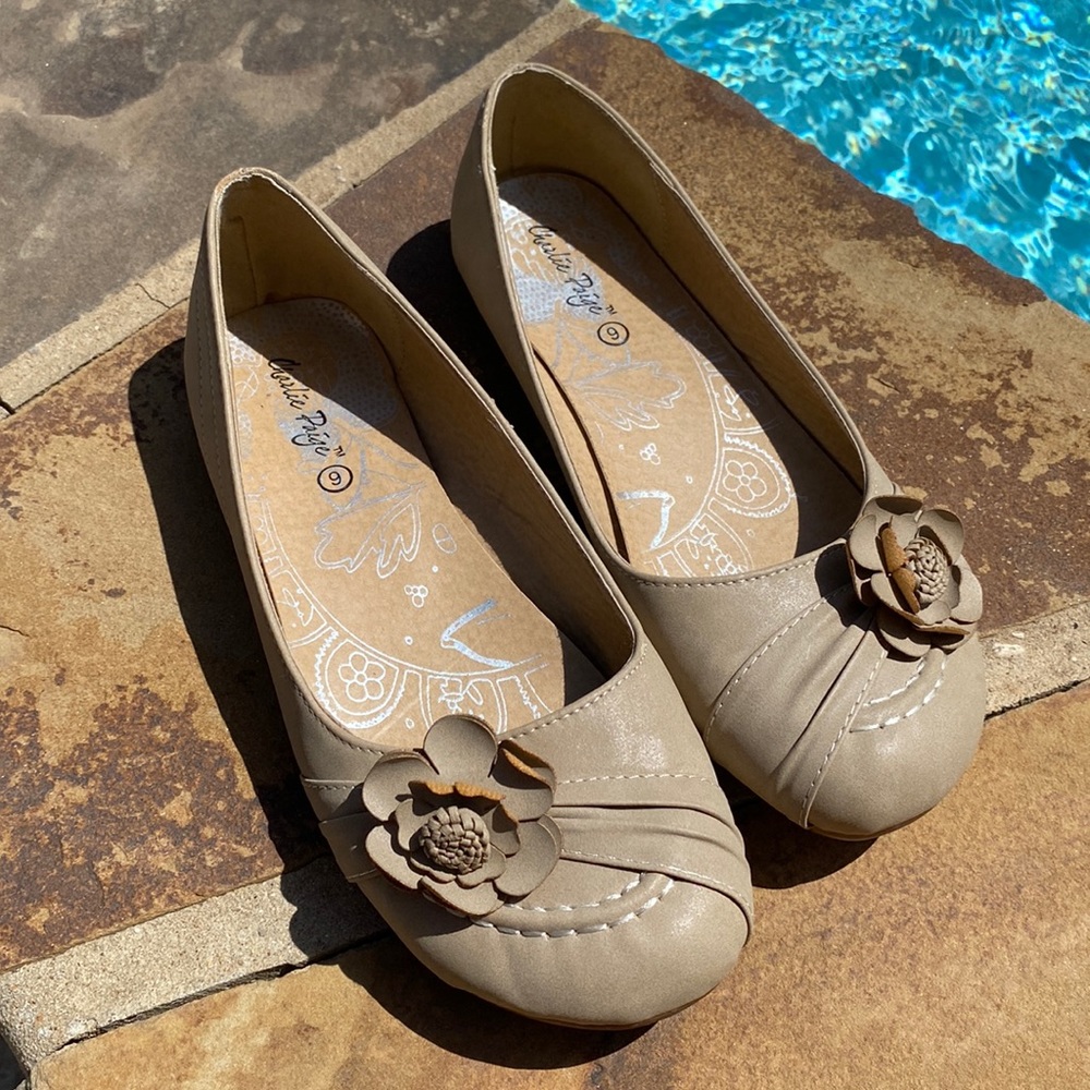 Beige floral flats